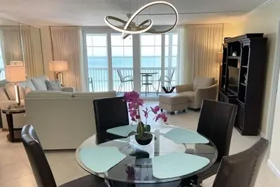 Image de Profitez du meilleur de Crystal Sands dans ce condo contemporain donnant sur la meilleure plage d'Amérique.