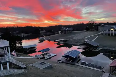 Image de Ark Encounter - Cabine sur le lac