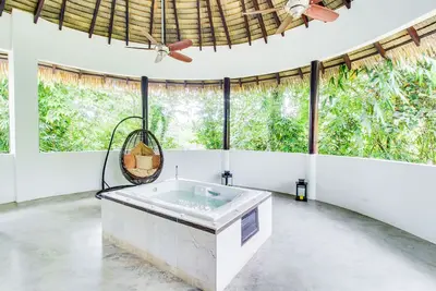 Image de Penthouse avec balcon, bain à remous privé, cuisine complète, très bien situé
