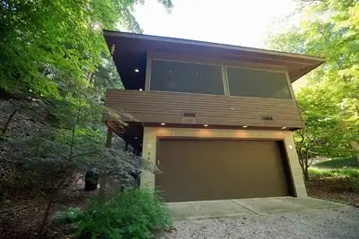 Image de 'River Groove' Une habitation moderne dans les bois. Emplacement souhaitable à Saugatuck