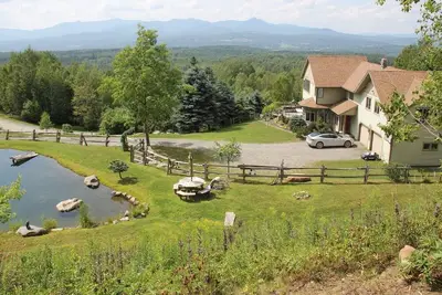 Image de Haut Du Monde sur Stowe, Hot Tub, avec prise Tesla. Peut accueillir jusqu'Ă 17 personnes.