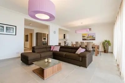 Image de Seafront Luxury Apartment, Pool and Great Location