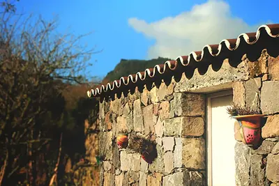 Image de Casa das 2 Marias est une maison açorienne traditionnelle située dans le centre de Furnas