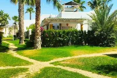 Maisonette avec terrasse couverte, près de la plage, solarium, A/C, Wifi,