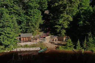 Image de Cabane en cèdre au bord de l'eau avec sauna