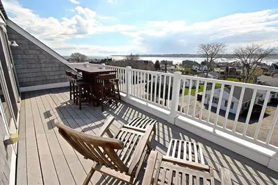 Image de Maison de plage de luxe, Easton Point. Vues sur l'océan, 2 Master BRs, Walk to Everything