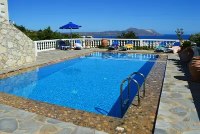 Image de Grande piscine ★ Vue sur la mer ★ Greek Blue & White Villa