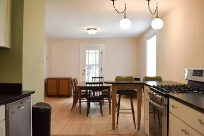 Image de Riverwest Vintage Upper Apartment