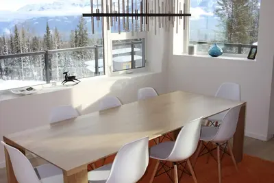 Image de Luxe moderne inégalé avec vue panoramique sur la montagne 4Br / 3. 5Ba