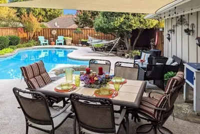 Image de Superbe famille Plano Home ~ Oasis de piscine privée dans la cour arrière