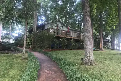 Image de Lakefront Cottage avec grande jetée et 300 'de front de mer.