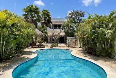 Image de Immense piscine, patio privé, salon spacieux et marcher à tout