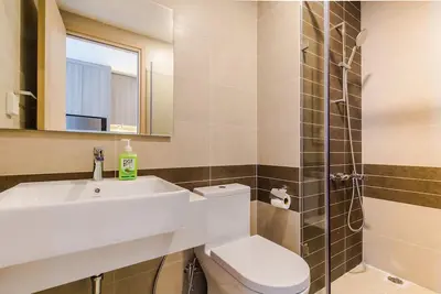 Image de Appartement de luxe, vue sur la ville avec un design moderne