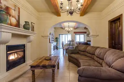 5 chambres 4 salles de bains avec piscine privée.