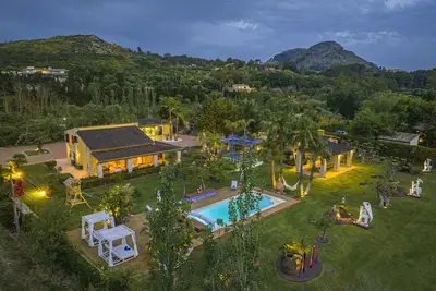 Image de Immobilier spectaculaire de 10. 000 M2. Été et hiver, piscine climatisée