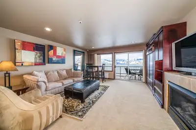 Image de Grandview Lake View 306! Condo de luxe Waterfront, peut accueillir jusqu'à 6!