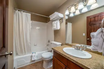 Image de Grandview NonView 5a! Condo au bord de l'eau au deuxième étage! 4 personnes (sans vue sur le lac)