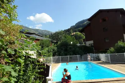 Image de Pied des pistes dans résidence avec piscine, appartement avec garage et balcon