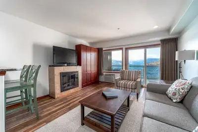 Image de Condo de luxe Waterfront, peut accueillir jusqu'à 6! À distance de marche des principales attractions! Wifi gratuit