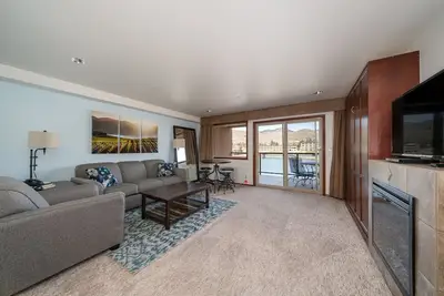 Image de Vue sur la rivière Grandview 626! Condo de luxe Waterfront, peut accueillir jusqu'à 6!