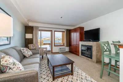 Image de Grandview Lake View 512! Condo de luxe Waterfront, peut accueillir jusqu'à 6!