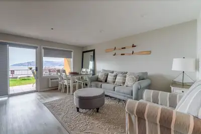 Image de Grandview Lake View 105! Condo de luxe Waterfront, peut accueillir jusqu'à 6!