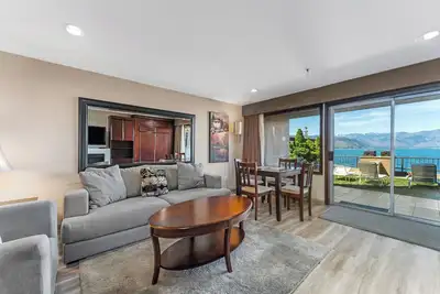 Image de Grandview Lake View 106! Condo de luxe Waterfront, peut accueillir jusqu'à 6!