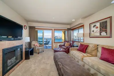 Image de Grandview Lake View 528! Luxueux condo de 2 chambres à coucher au bord de l'eau, pour 6 personnes!