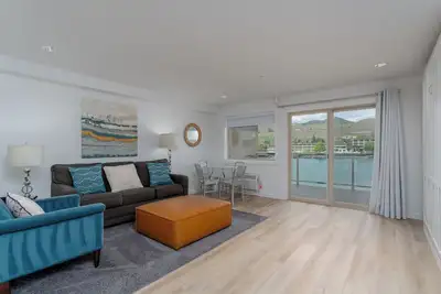 Image de Grandview River View 628! Condo de luxe Waterfront, peut accueillir jusqu'à 6!