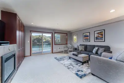 Image de Grandview River View 625! Condo de luxe Waterfront, peut accueillir jusqu'à 6!