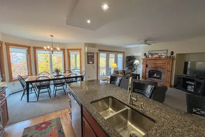 Image de Belle ski-in, ski-out 2-Br Village Condo à Jay Peak, à droite sur la piste!
