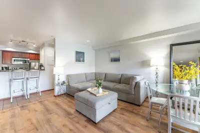 Image de Vue sur la rivière Grandview 613! Condo de luxe Waterfront, peut accueillir jusqu'à 6!