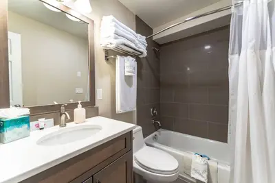 Image de Grandview Lake View 513! Condo de luxe Waterfront, peut accueillir jusqu'à 6!