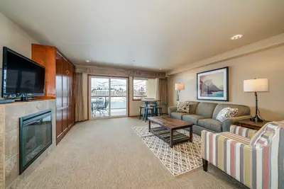 Image de Grandview River View 637! Condo de luxe Waterfront, peut accueillir jusqu'à 6!