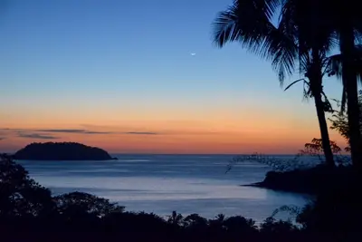 Image de Awesome Ocean View Home sur 2 acres - 300 pas de la plage
