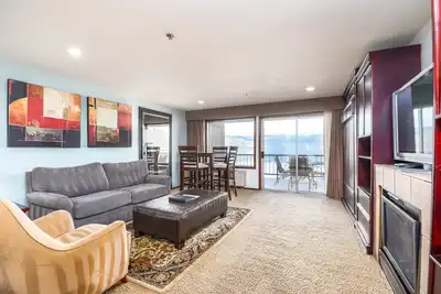 Image de Grandview Lake View 206! Condo de luxe Waterfront, peut accueillir jusqu'à 6!
