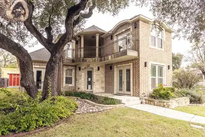 Image de Spacieuse Home / Grands Groupes / 6bdrm / 4ba / 11beds / Emplacement IDÉAL / Franklin Bbq!