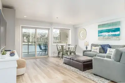 Image de Grandview River View 627! Condo de luxe Waterfront, peut accueillir jusqu'à 6!