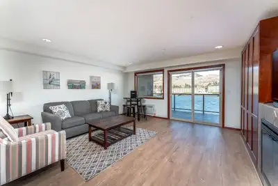 Image de Grandview River View 636! Condo de luxe Waterfront, peut accueillir jusqu'à 6!