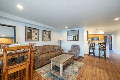 Image de Grandview River View 621! Condo de luxe Waterfront, peut accueillir jusqu'à 6!