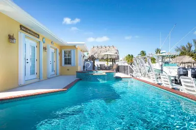 Image de Meilleure maison Marathon avec piscine chauffée et spa, quai à bateau et marque de glace