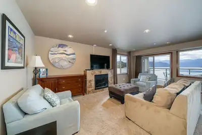 Image de Grandview Lake View 540! Condo de luxe 2 chambres Executive, peut accueillir jusqu'à 6!