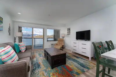 Image de Vue sur le lac Grandview 526! Condo de luxe Waterfront, peut accueillir jusqu'à 6!