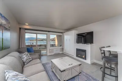 Image de Grandview Lake View 516! Condo de luxe Waterfront, peut accueillir jusqu'à 6!