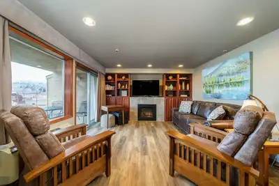 Image de Grandview Lake View 102 Condo de luxe 2 chambres au bord de l'eau! À distance de marche des principales attractions.