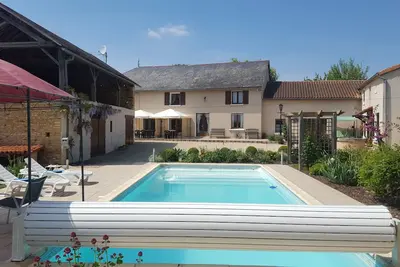 Image de Grande Maison des Tournesols. Gîte de 5 chambres avec piscine privée chauffée pour 11 personnes