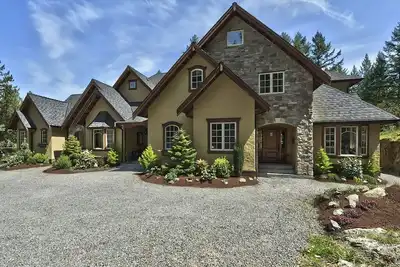 Image de Suite luxueuse dans les arbres à la périphérie de la ville