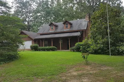 Image de 2 histoire; 2 lit 2 maison de bain.