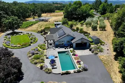 Image de 1. 6 acres de vie intérieure / extérieure - à quelques minutes de la place Healdsburg