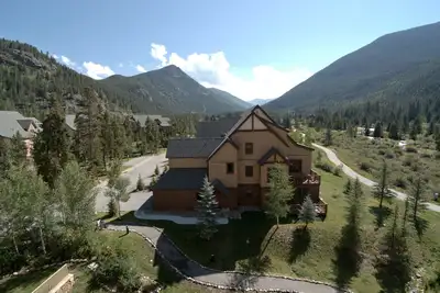 Image de Marchez vers les pistes, dernier étage, vue sur la montagne et la rivière, finitions de designer